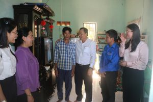 Thăm hỏi gia đình ông Nguyễn Trọng Dinh