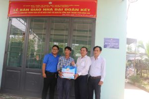 Trao quà cho gia đình ông Nguyễn Trọng Dinh