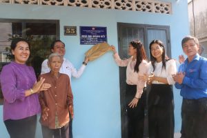 Bàn giao nhà Đại đoàn kết cho bà Thị Bảy