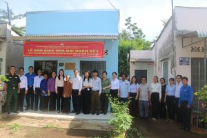 Đại diện Công ty và địa phương chụp ảnh lưu niệm