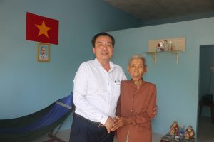 Ông Phan Hữu Giống thăm hỏi bà Thị Bảy