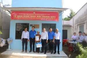 Trao quà cho bà Thị Bảy