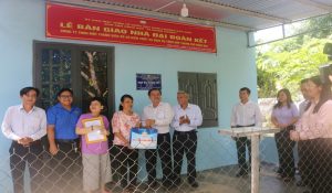 Trao quà cho gia đình bà Lý Thị Bích Nga